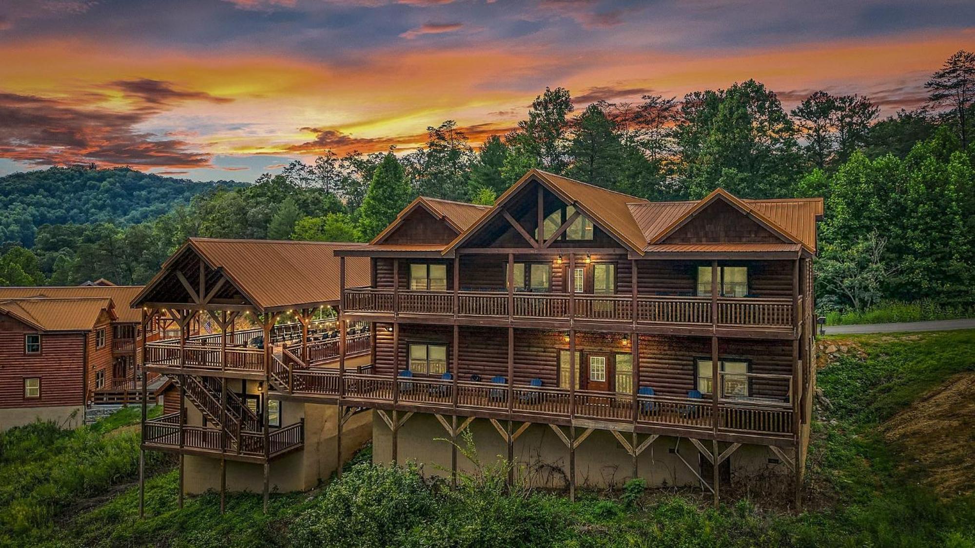 Smokey'S Paradise By Avantstay Sleeps 22 Pool Sevierville Exterior photo